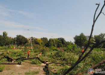 Громада Запорожья сносит забор застройщика