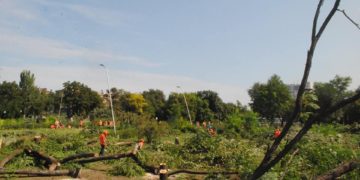 Громада Запорожья сносит забор застройщика