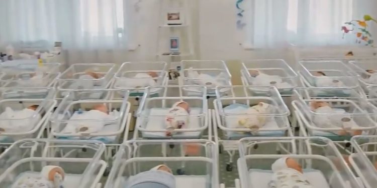 51 ребенка, рожденного сурогатными мамами, не могут вывезти за границы Украины через закрытые границы