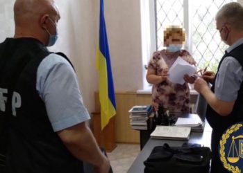 Судье, которая взяла под стражу человека за съемку судебного заседания вручили подозрение