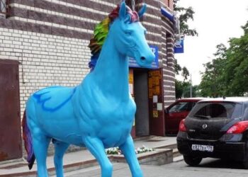 Даже лошади не толерантны!