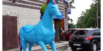 Даже лошади не толерантны!