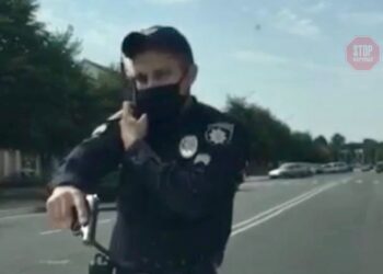 В Путивле полицейский угрожал пистолетом ребенку