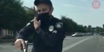 В Путивле полицейский угрожал пистолетом ребенку