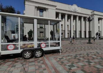 Прозрачная комната возле Верховного Совета