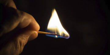 Жилые дома отключают от электричества: жители подозревают управляющую компанию