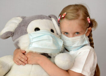 Девочка без маски в трамвае