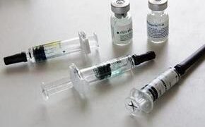 Смерть — один из побочных эффектов в инструкции к вакцине.