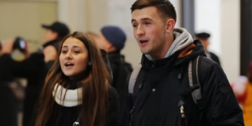 Флешмоб на вокзале в Запорожье. Весна на Заречной улице