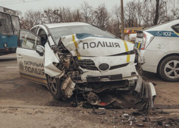 Пьяных патрульных попросили покинуть заведение.