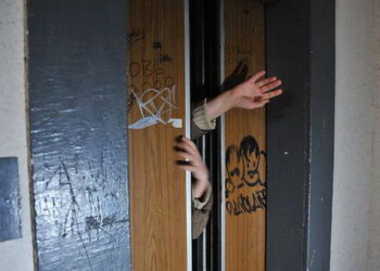 УК «Мрия» взяла в заложники людей в лифте