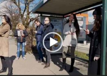 Девушка чихнула на остановке