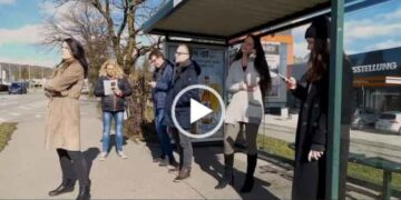 Девушка чихнула на остановке