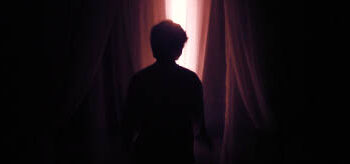 Община помогает ребенку включить свет