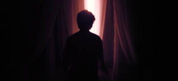 Община помогает ребенку включить свет