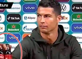 Криштиано Роналдо опустил Кока-Колу