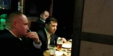 Зеленский отменил маски в барах Украины