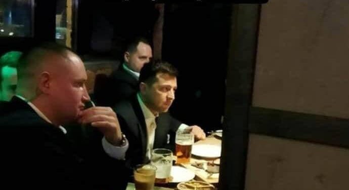 Зеленский отменил маски в барах Украины