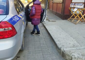 Леприкон подторговывает пивом на асфальте