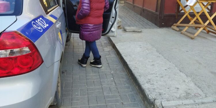 Леприкон подторговывает пивом на асфальте