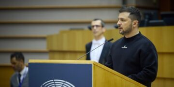 Зеленский: «Не можем загонять палками на войну»